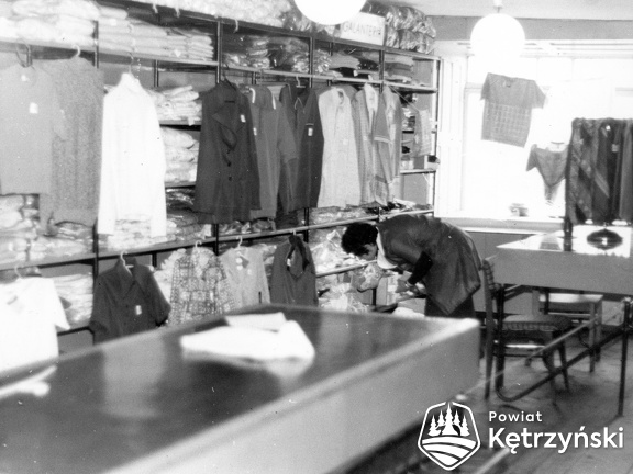 Srokowo, stoisko w sklepie dziewiarskim nr 15, w głębi Danuta Czyża, kierowniczka sklepu - 1976r.