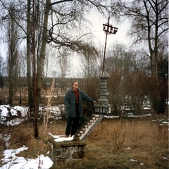 Wielewo, obelisk z chorągwią z data 1386 i inicjałami rodu Rauter - 1997r.