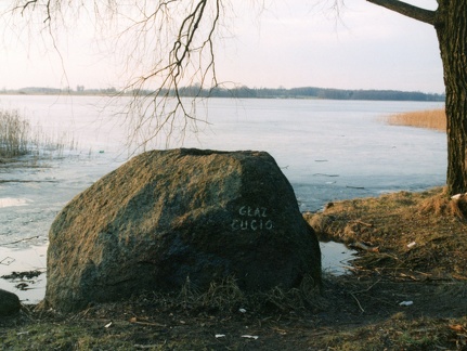 Gierłoż, głaz narzutowy nad wschodnim brzegiem jeziora Moj - 14.03.1999r.