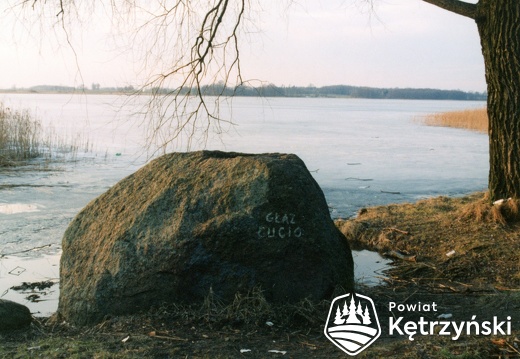 Gierłoż, głaz narzutowy nad wschodnim brzegiem jeziora Moj - 14.03.1999r.