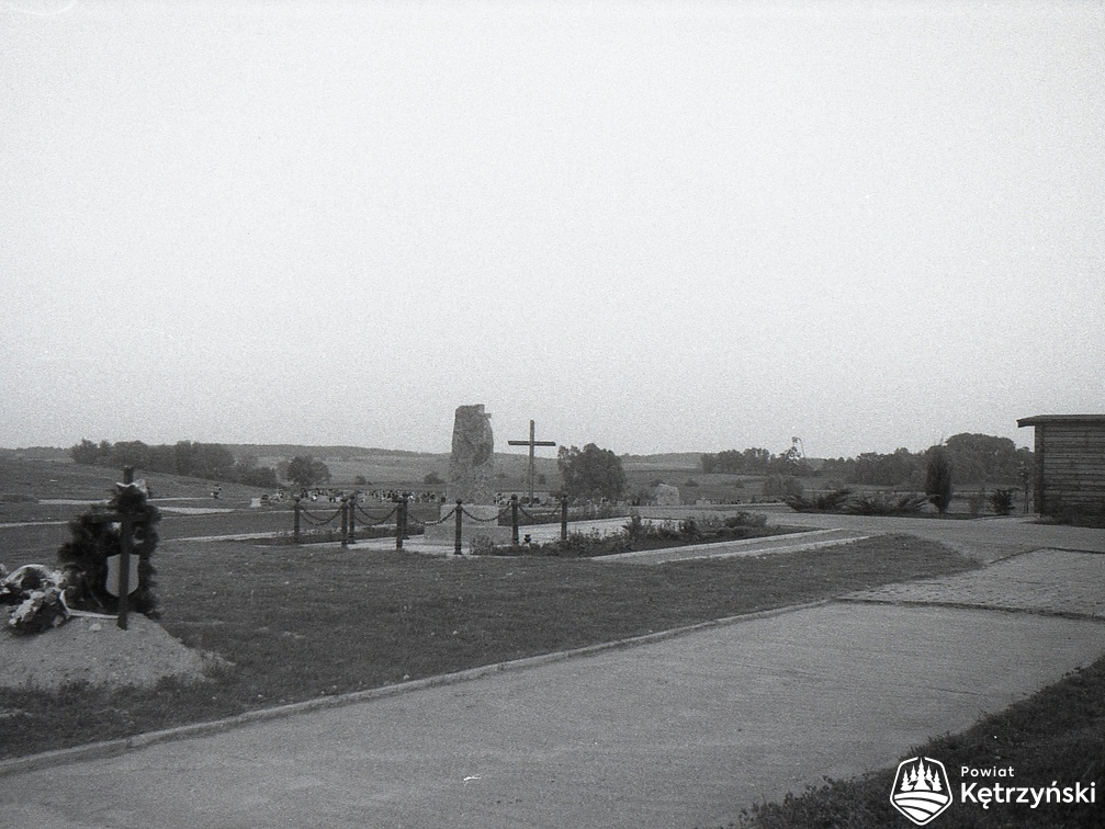 Nowa Wieś Kętrzyńska, teren nowego cmentarza (otwarty 8 listopada 1990r.) - 4.10.1998r.
