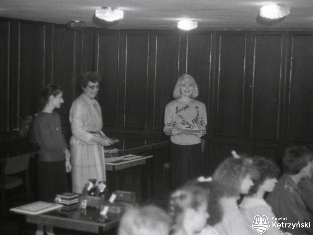 Spotkanie członków zespołu tańca ludowego "Kętrzyniacy" z pracownikami KDK - 1987r.