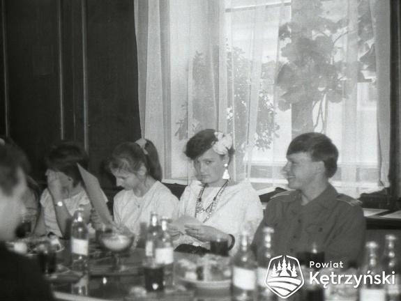 Członkowie zespołu tańca ludowego "Kętrzyniacy" podczas spotkania - 1987r.