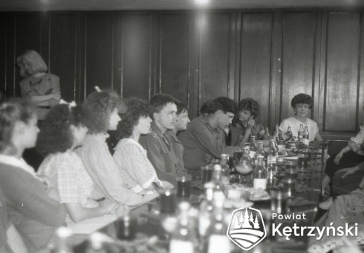 Członkowie zespołu tańca ludowego "Kętrzyniacy" podczas spotkania w sali KDK - 1987r.