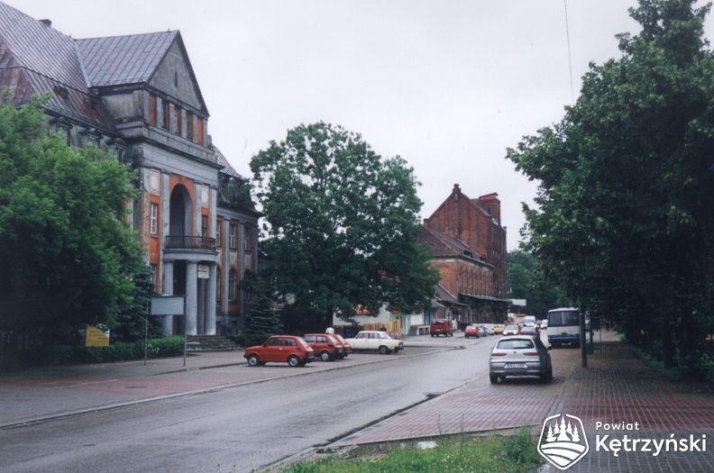 Dworcowa - po lewej Raiffeisen Haus.jpg