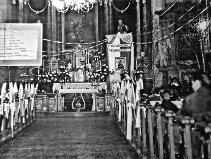 Reszel, wnętrze kościoła p.w. Piotra i Pawła przygotowane do koronacji - 1977r.