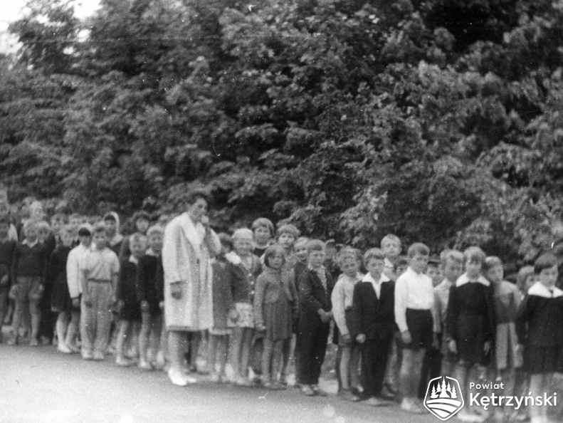 Siniec, wycieczka szkolna przy drodze do wsi Rypławki - koniec lat 60.