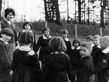Siniec, uczniowie I klasy na boisku szkolnym z wychowawczynią - rok szkolny 1965/66r.