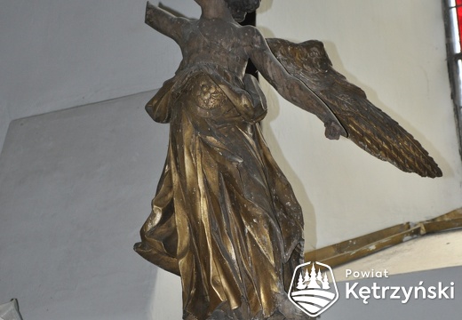 Winda, zabytkowy anioł chrzcielny w kościele parafialnym - 24.08.2011r.