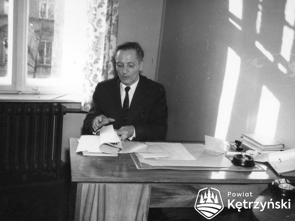 Korsze, Jan Dylewski przewodniczący PMRN w swoim gabinecie - 1968r.