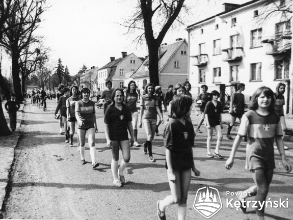 Korsze, uczestnicy pochodu 1-majowego ul. Wojska Polskiego - 1.05.1974r.