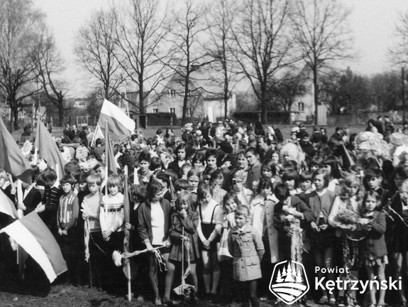 Korsze, uczestnicy pochodu na płycie stadionu miejskiego - 1.05.1974r.