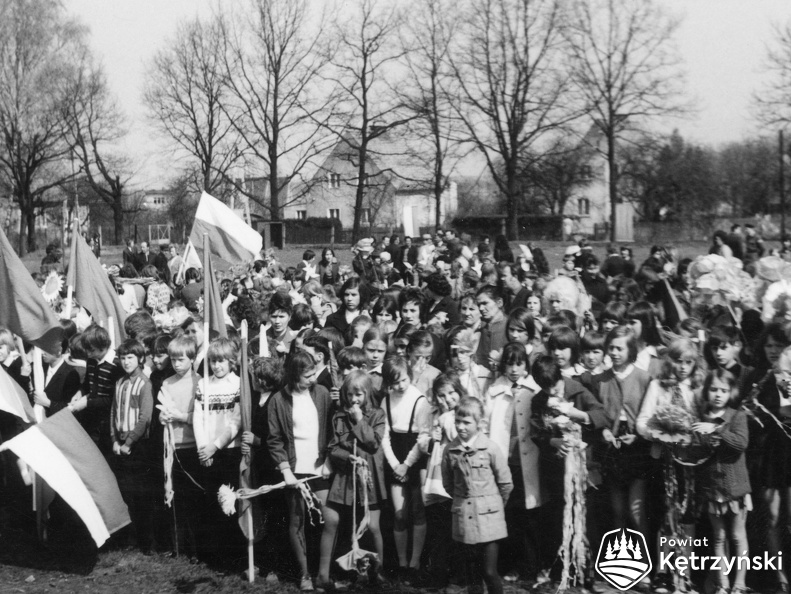 Korsze, uczestnicy pochodu na płycie stadionu miejskiego - 1.05.1974r.