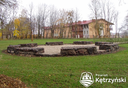 Cmentarz z okresu I wojny światowej przy ul. Kasztanowej z odtworzoną częściowo rotundą- 30.10.2007r.