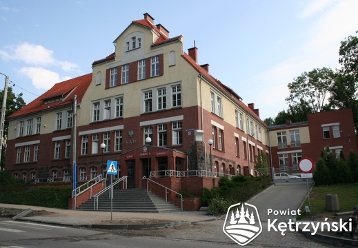 Budynek sądu rejonowego przy ul. Sikorskiego 66, wcześniej klub żołnierski i przedszkole - 13.08.2007r.