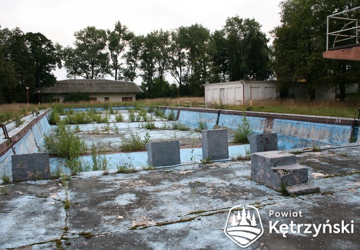 Teren basenu miejskiego (zbudowanego w 1934r.) przy ul. Szpitalnej przed modernizacją - 13.08.2007r.