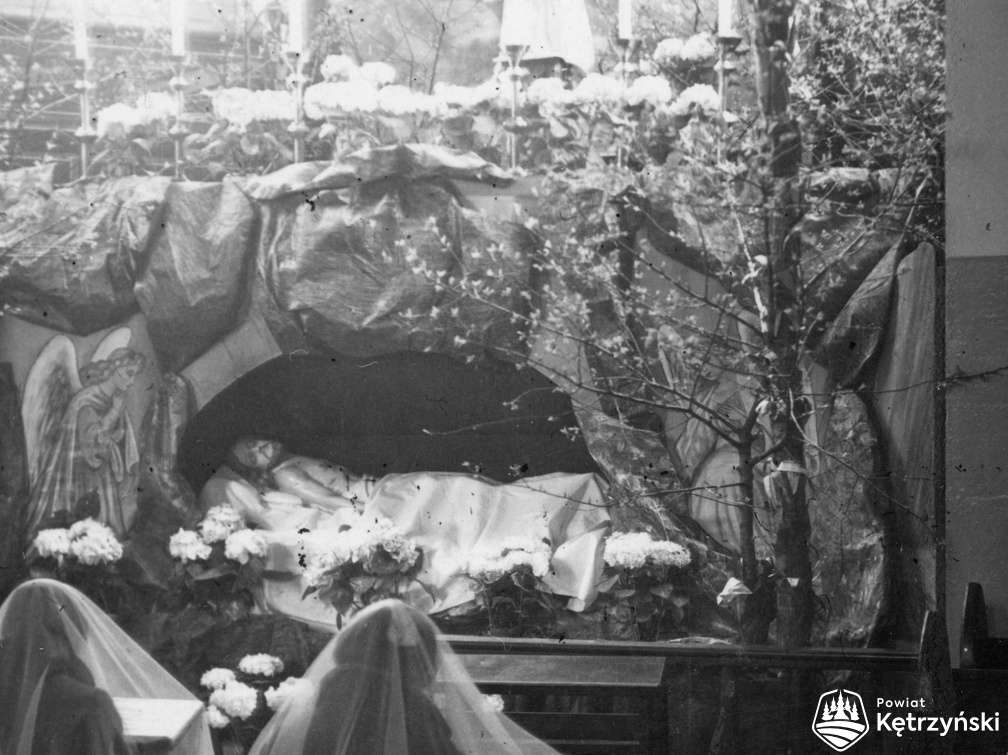 Korsze, wnętrze katolickiego kościoła p.w. Podwyższenia Krzyża Świętego, grób Chrystusa Pana - 1969r.