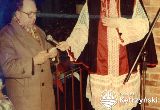 Korsze, Marian Olędzki jako przedstawiciel rodziców przywitał ks. biskupa Edmunda Piszcza - 22.11.1987r.