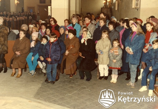 Korsze, przedstawienie programu słowno-muzycznego w wykonaniu młodzieży - 11.11.1990r.