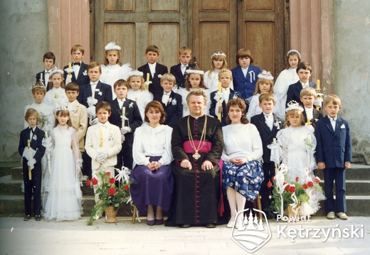 Korsze, pamiątkowe zdjęcie dzieci drugich klas Szkoły Podstawowej po przyjęciu I Komunii św. - 2.06.1991r.