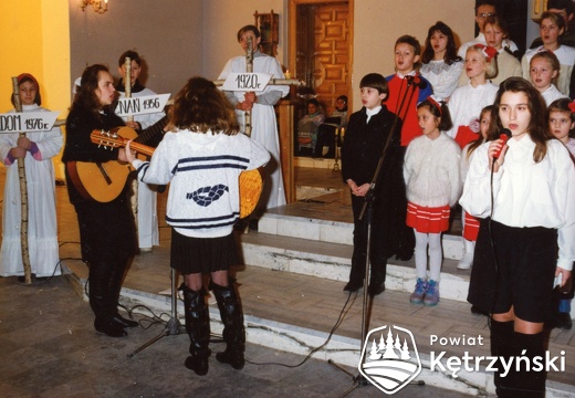 Korsze, kościół parafialny p.w. Podwyższenia Krzyża Świętego, występ z pieśnią i modlitwą dzieci - 11.11.1993r.