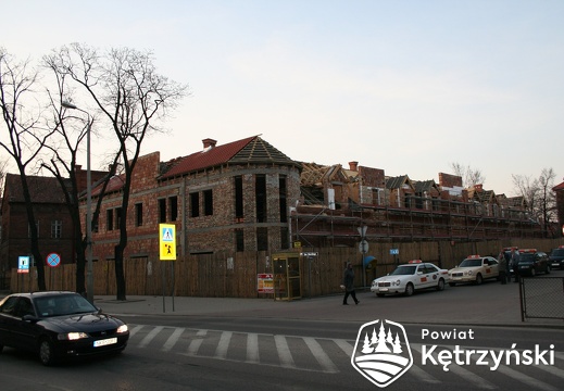 Budowa budynku usługowego na terenie boiska przy ul. Szkolnej - 1.04.2007r.