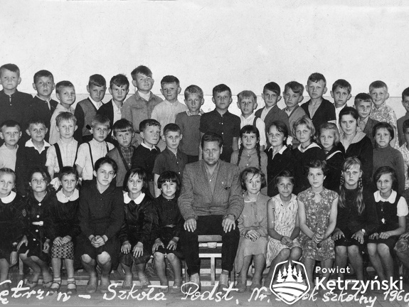 Dzieci z wychowawcą ze Szkoły Podstawowej nr 3, rok szkolny 1960/61