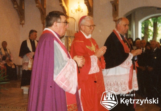Korsze, ks. bp. Julian Wojtkowski udzielił sakramentu bierzmowania uczniom klas ósmych - 2.06.1999r.