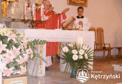 Korsze, ks. bp. Julian Wojtkowski udzielił sakramentu bierzmowania uczniom klas ósmych - 2.06.1999r.