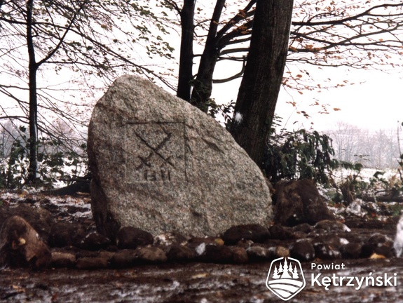 Góry, ustawiony kamień upamiętniający bitwę krzyżacko-litewską w 1311r. - 25.10.2003r 