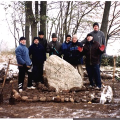 Góry, członkowie ToMZiK przy kamieniu upamiętniającym bitwę krzyżacko-litewską w 1311r. - 25.10.2003r.