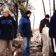 Góry, prace członków ToMZiK przy kamieniu upamiętniającym bitwę krzyżacko-litewską w 1311r. - 25.10.2003r