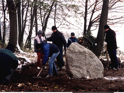 Góry, prace członków ToMZiK przy kamieniu upamiętniającym bitwę krzyżacko-litewską w 1311r. - 25.10.2003r.