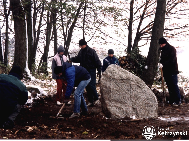 Góry, prace członków ToMZiK przy kamieniu upamiętniającym bitwę krzyżacko-litewską w 1311r. - 25.10.2003r.