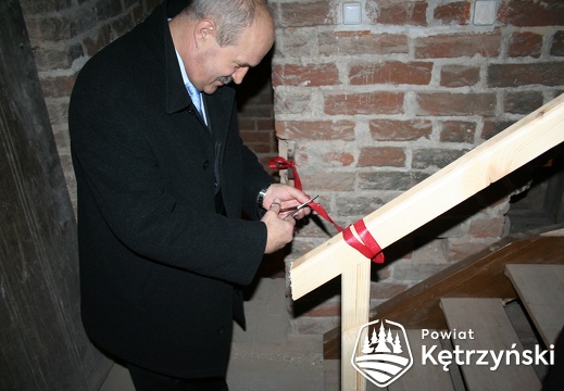 Tadeusz Mordasiewicz przecina wstęgę podczas otwarcia wieży widokowej przy kościele św. Jerzego - 13.11.2008r.