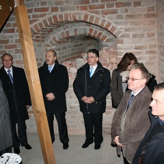 Grupa gości podczas rozpoczęcia uroczystości otwarcia wieży widokowej - 13.11.2006r.