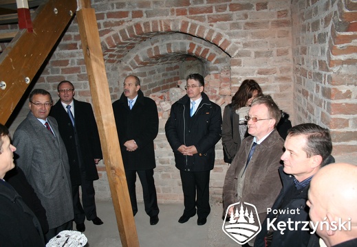 Grupa gości podczas rozpoczęcia uroczystości otwarcia wieży widokowej - 13.11.2006r.