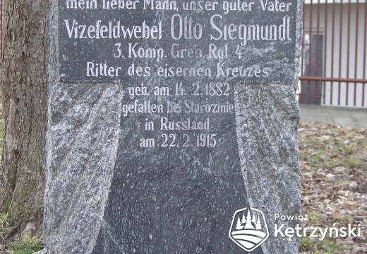 Odkopany nagrobek podczas porządkowych na cmentarzu wojennym - 2006r.