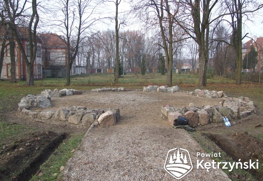 Prace porządkowe na cmentarzu wojennym położonym za zajazdem "Agros" - październik-listopad 2006r.