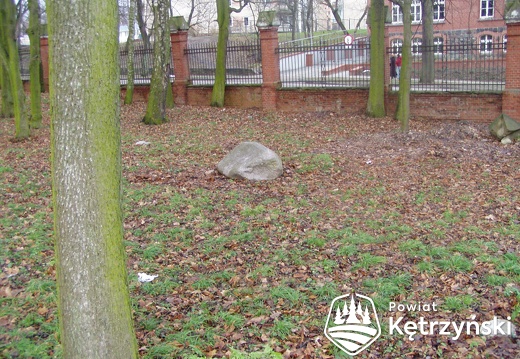 Kamień na terenu ogrodu przy kasynie oficerskim - grudzień 2004r.
