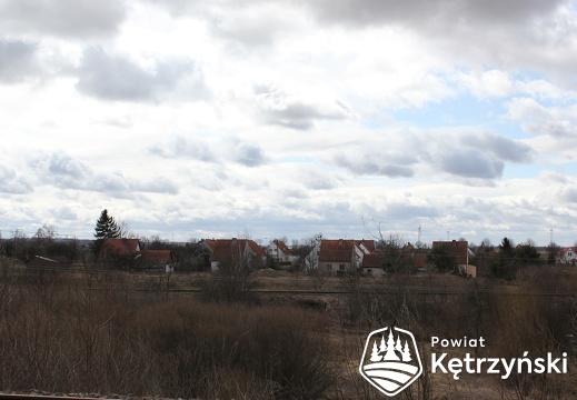Korsze, widok od strony torów kolejowych na osiedle domów przy ul. Konopnickiej - 29.03.2012r.
