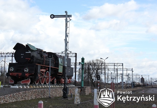Korsze, lokomotywa na rampie przy przejeździe, jako pomnik kolejarskiego rodowodu miasta - 29.03.2012r.