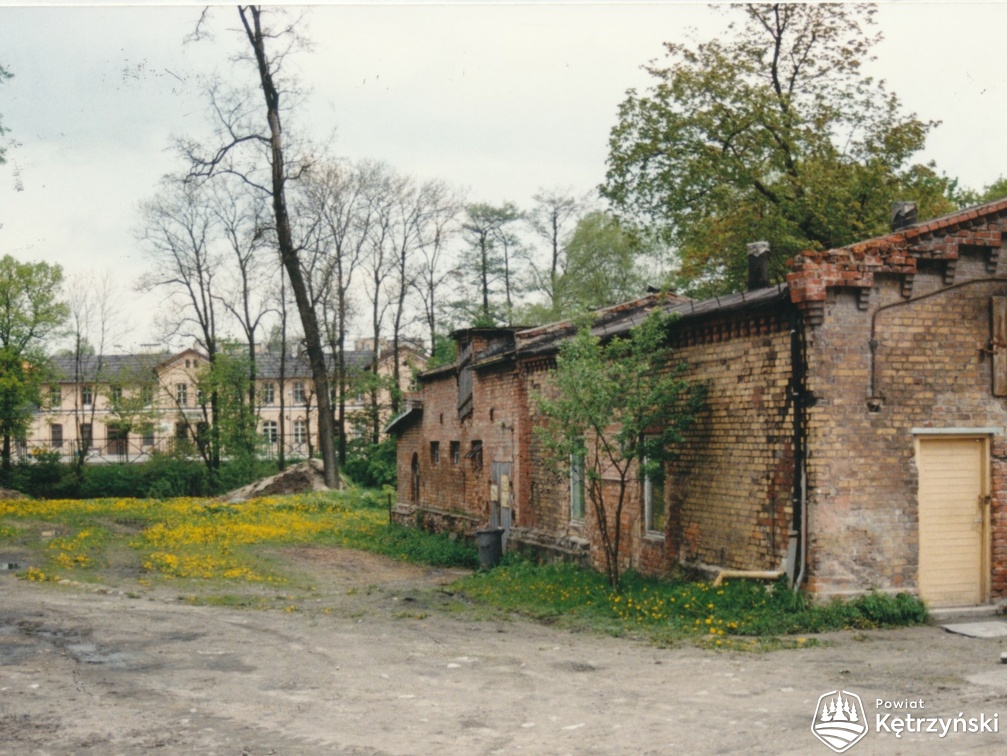 Rastenburg Zuckerfabrik Pferdestall hinten Bahnhofsgebäude 1995