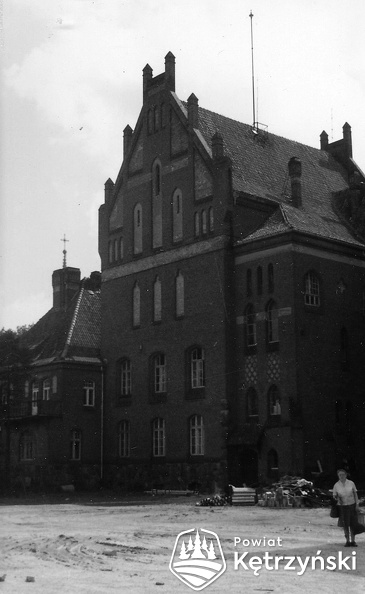 1973 HK Rastenburg, HA-Schule, Hintereingang, Hildegard Kiaulehn.jpg