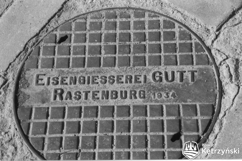 Rastenburg, Kanaldeckel der Eisengießerei Gutt.jpg