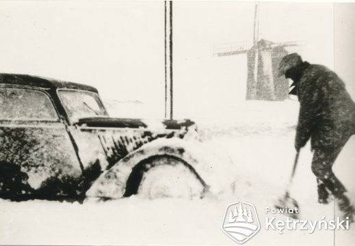 Barten Winter Im Hintergrund die Mühle 1934